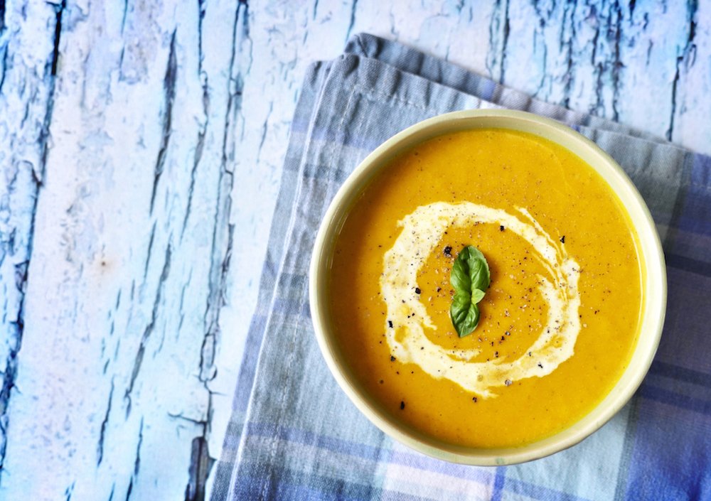 Kurbissuppe Mit Creme Fraiche Kurbiskernol Und Ingwer