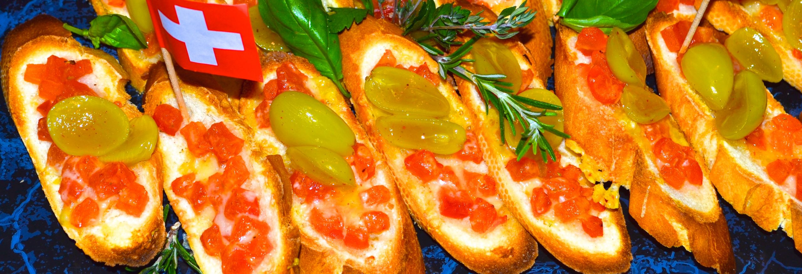 Käse-Crostini mit Traubenconfit