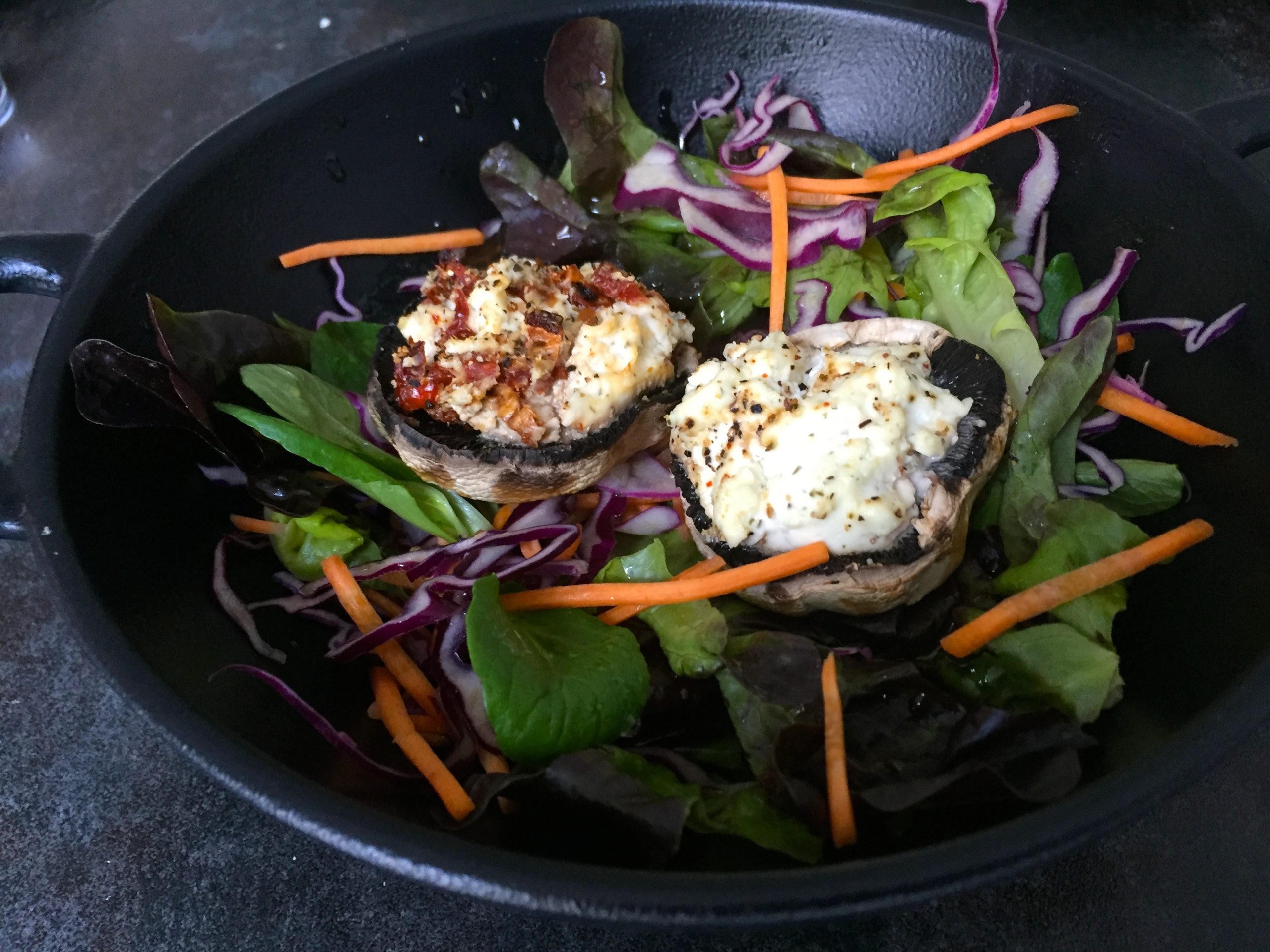 Herbstsalat mit gefüllten Champignons